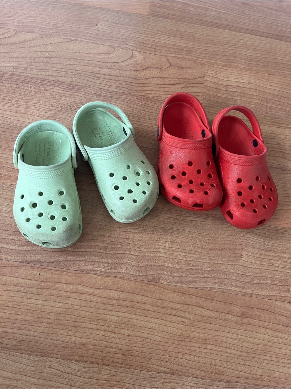 Crocs 2 pairs Kids - Red and light green